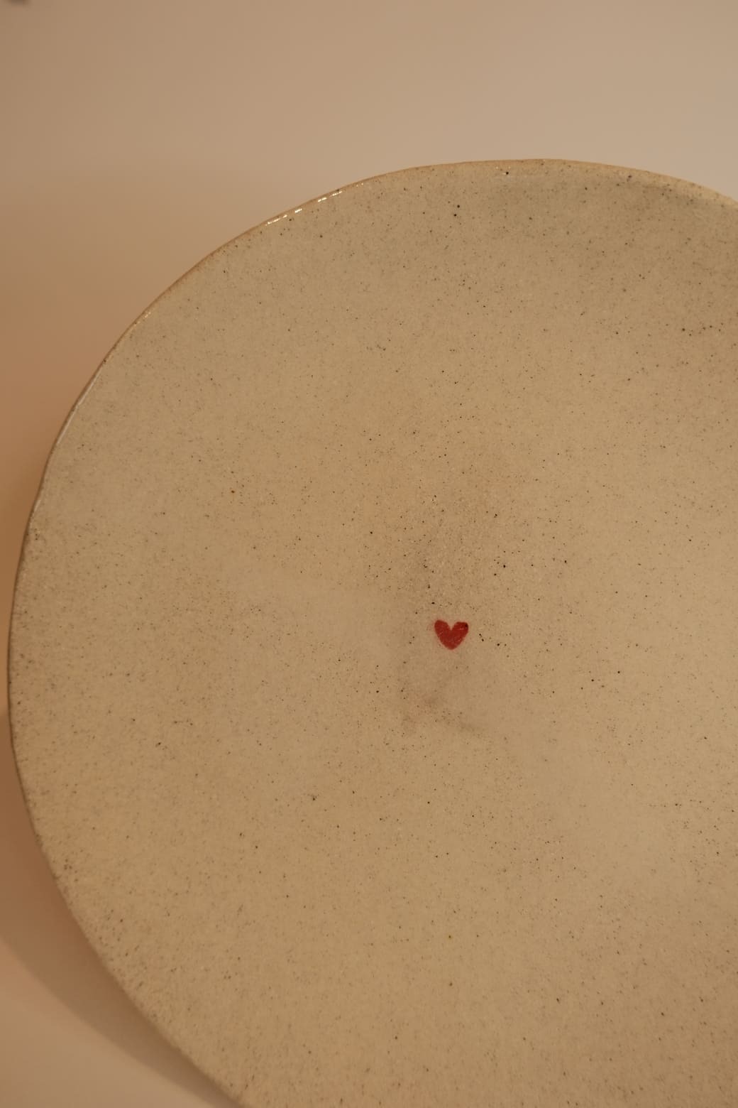 Grande assiette avec un cœur rouge au milieu.