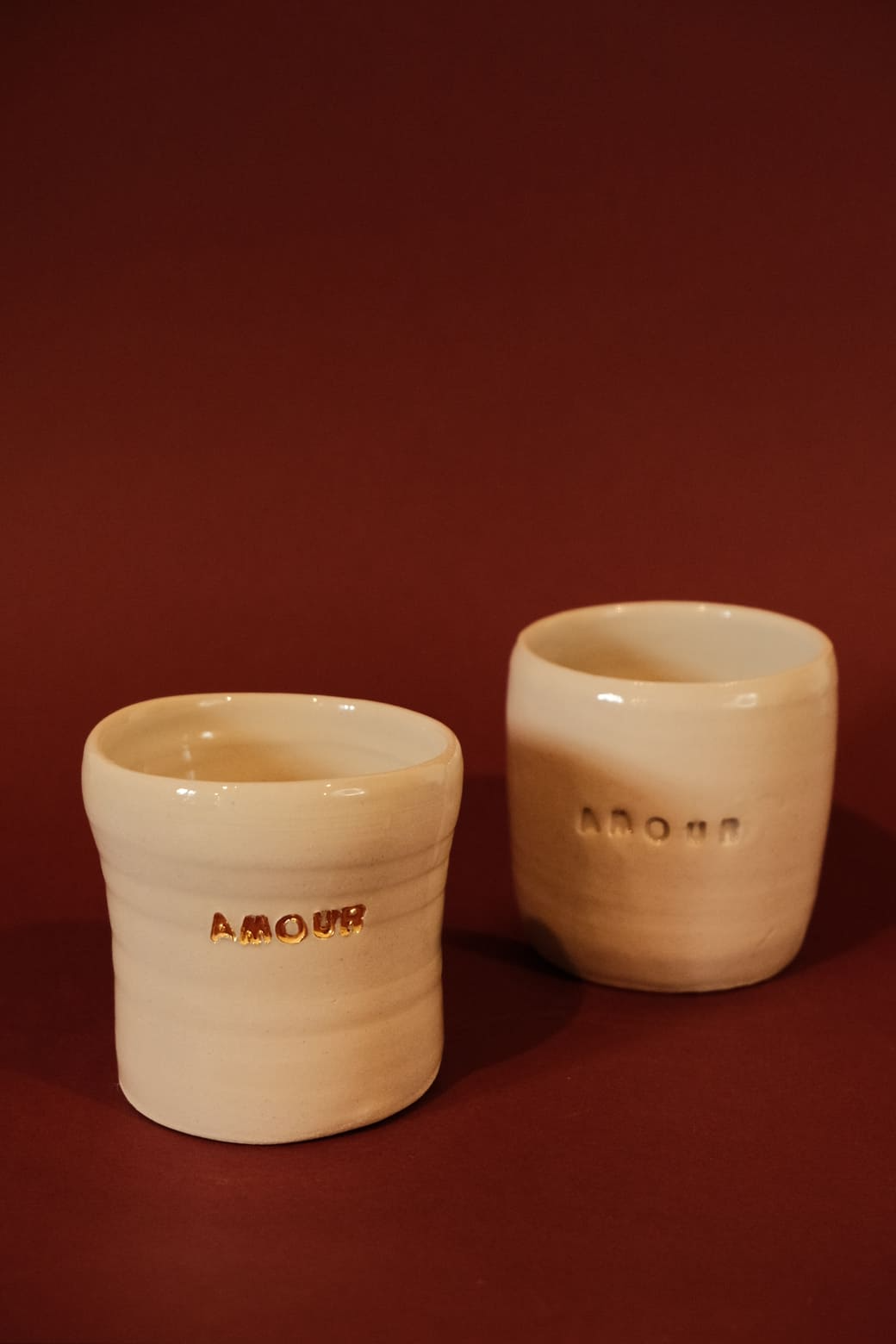 Tasse avec le mot « amour » gravé en doré – Grace Ceramics