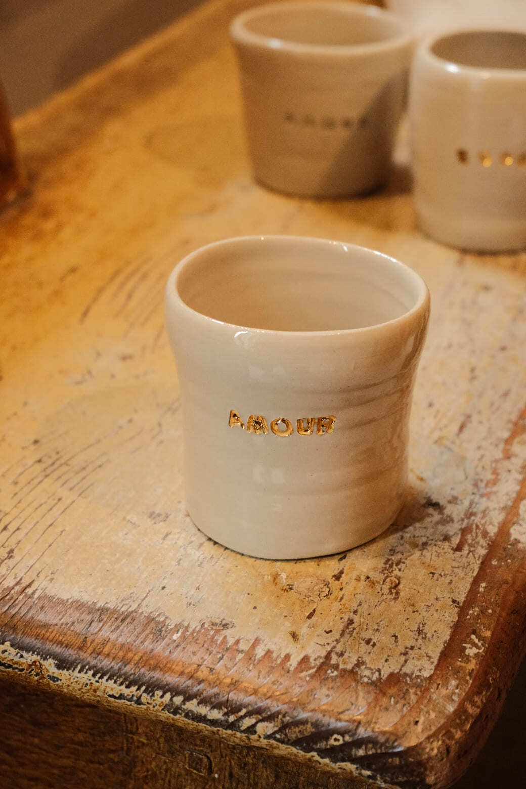 Tasse avec le mot « amour » gravé en doré – Grace Ceramics