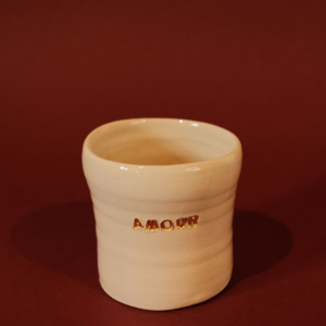 Tasse avec le mot « amour » gravé en doré – Grace Ceramics