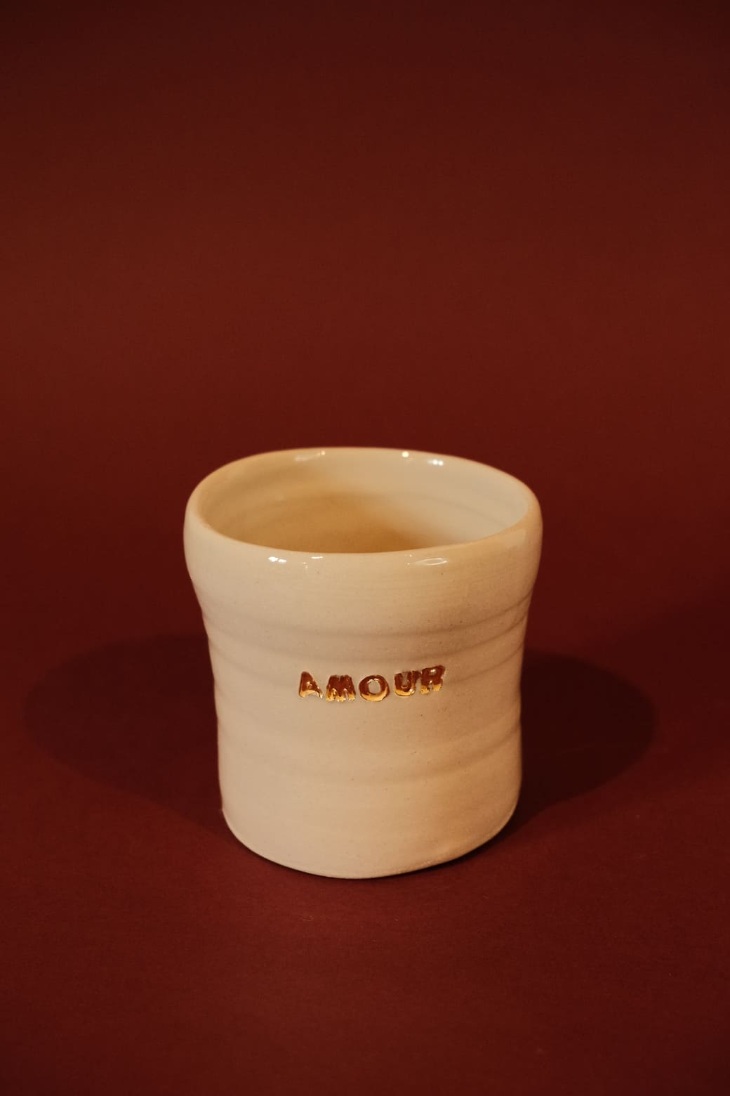 Tasse avec le mot « amour » gravé en doré – Grace Ceramics