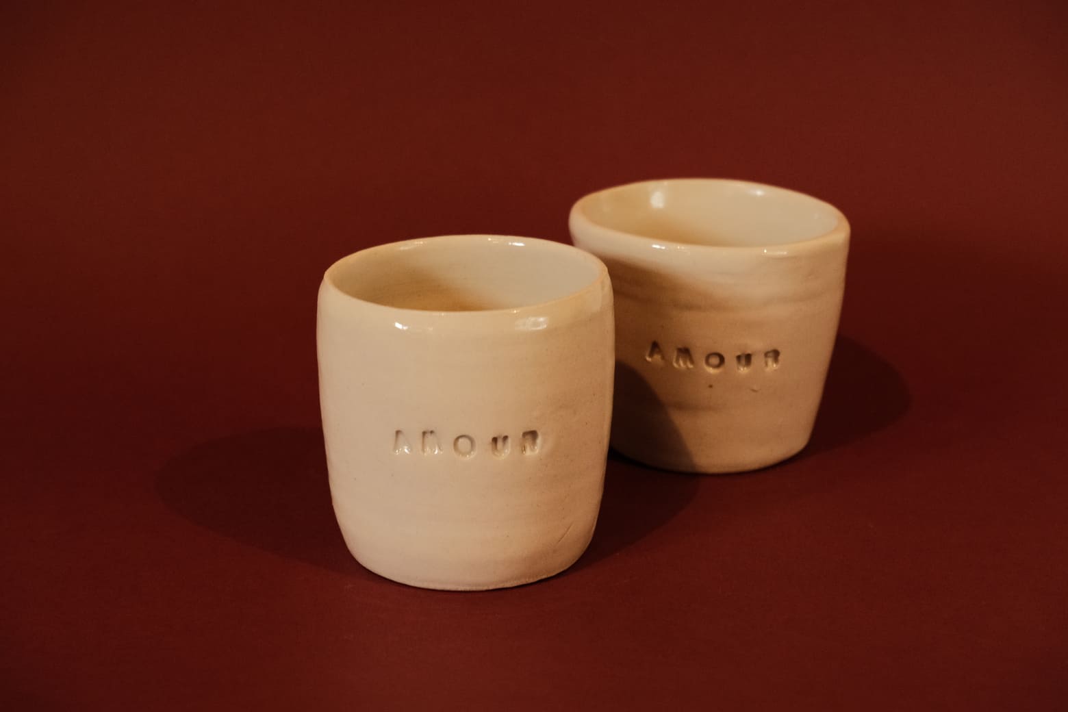Tasse avec le mot « amour » gravé – Grace Ceramics