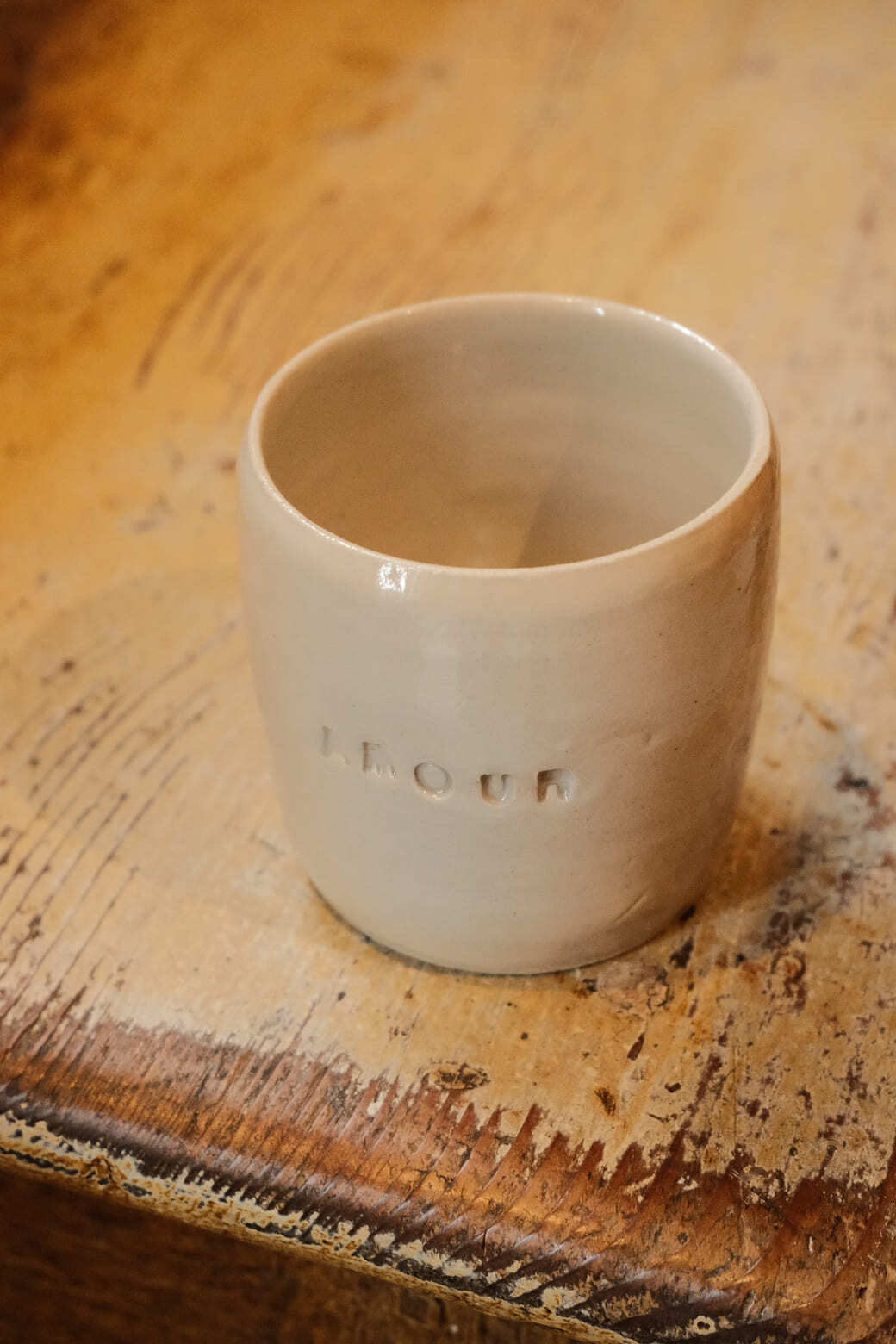 Tasse avec le mot « amour » gravé – Grace Ceramics