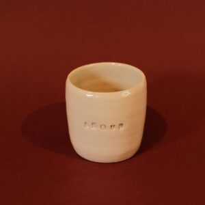 Tasse avec le mot « amour » gravé – Grace Ceramics