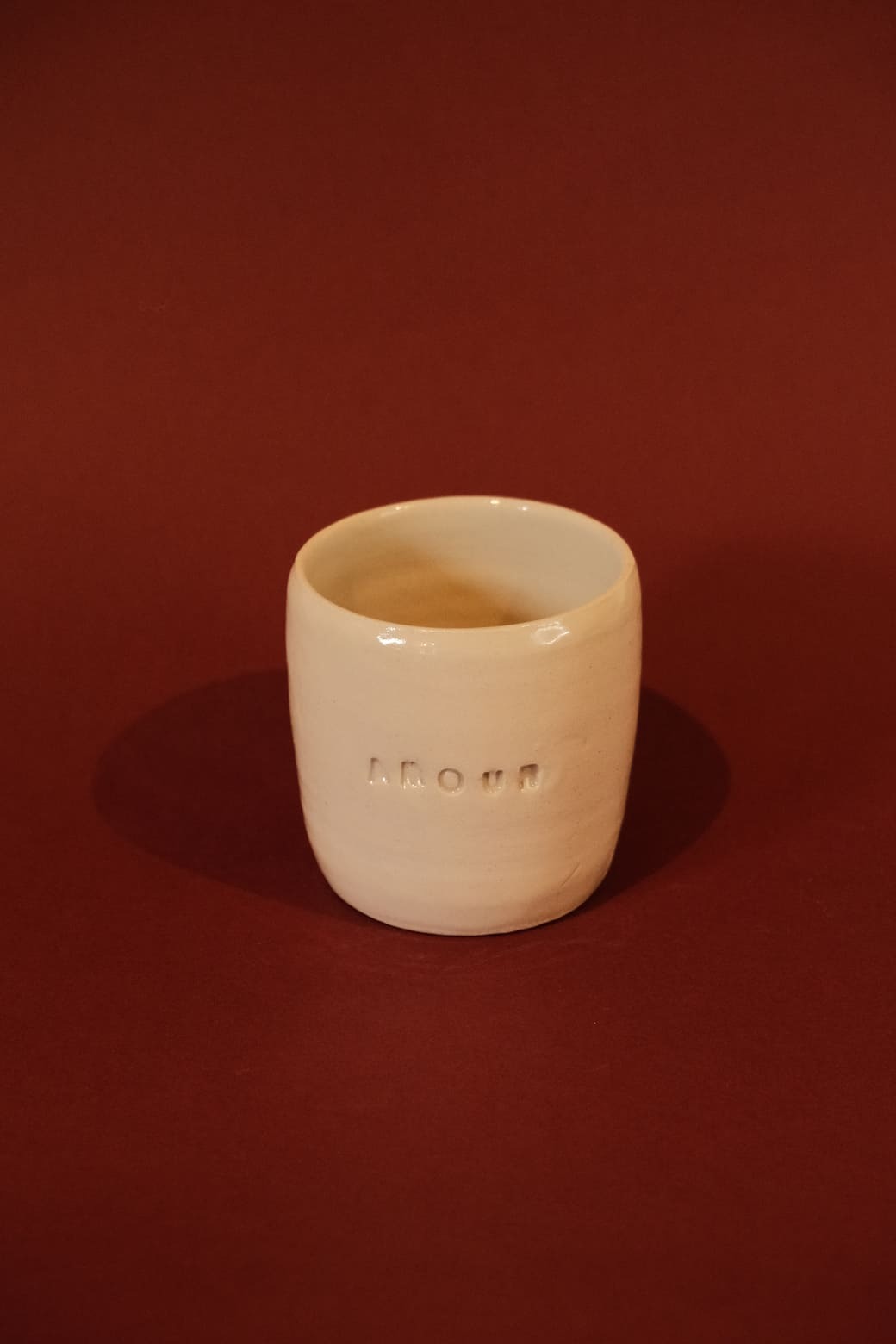 Tasse avec le mot « amour » gravé – Grace Ceramics